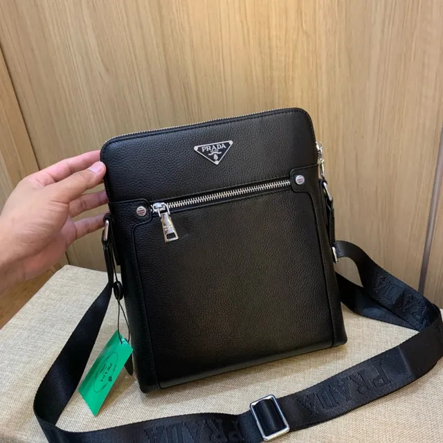 Prada Re-Edition 黑色压纹皮革信使包 8