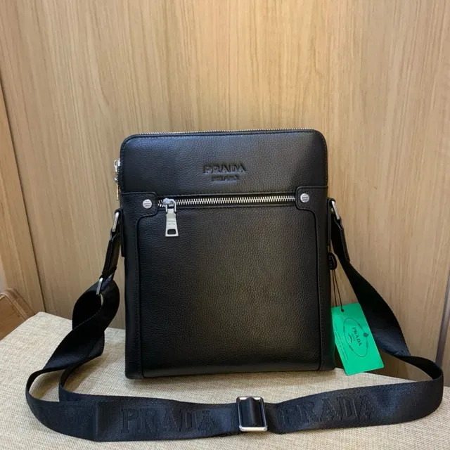 Prada Re-Edition 黑色压纹皮革信使包 9