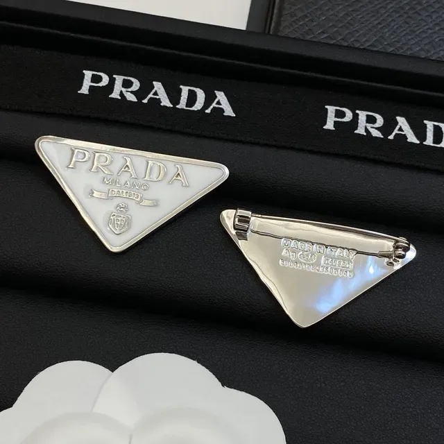 Prada त्रिकोण लोगो काला सफेद त्रिकोणीय एनामेल ब्रोच 2