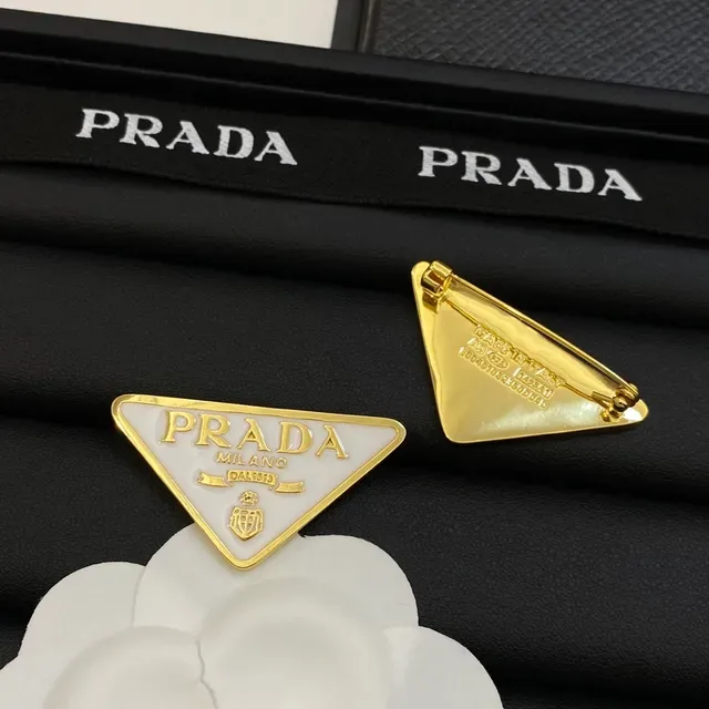 Prada त्रिकोण लोगो काला सफेद त्रिकोणीय एनामेल ब्रोच 3