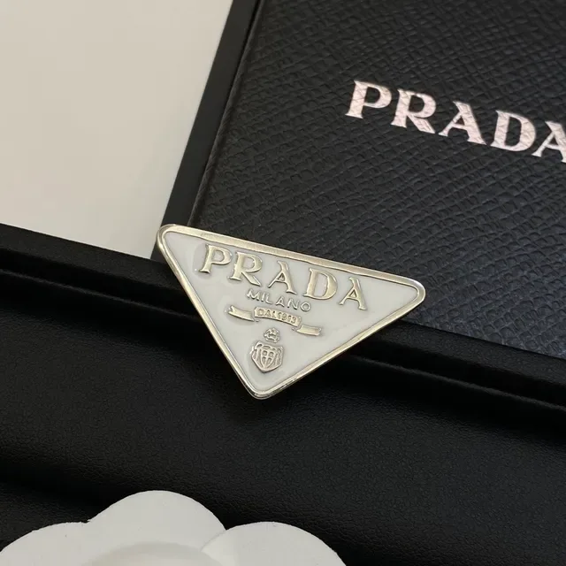 Prada त्रिकोण लोगो काला सफेद त्रिकोणीय एनामेल ब्रोच 6