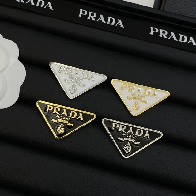 Prada त्रिकोण लोगो काला सफेद त्रिकोणीय एनामेल ब्रोच 8