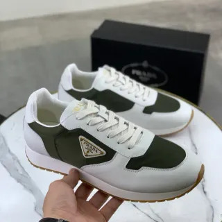 Prada zapatillas lifestyle de cuero y nylon panelado blanco y verde ejército con placa de logo triangular
