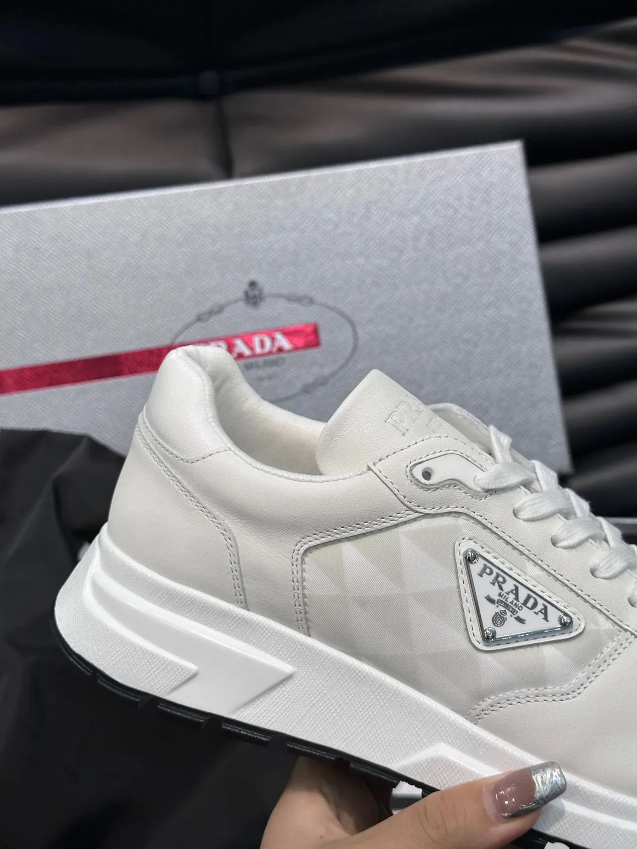 Prada Sneakers Lifestyle Blanches et Grises Low-Top avec Motif Géométrique 4