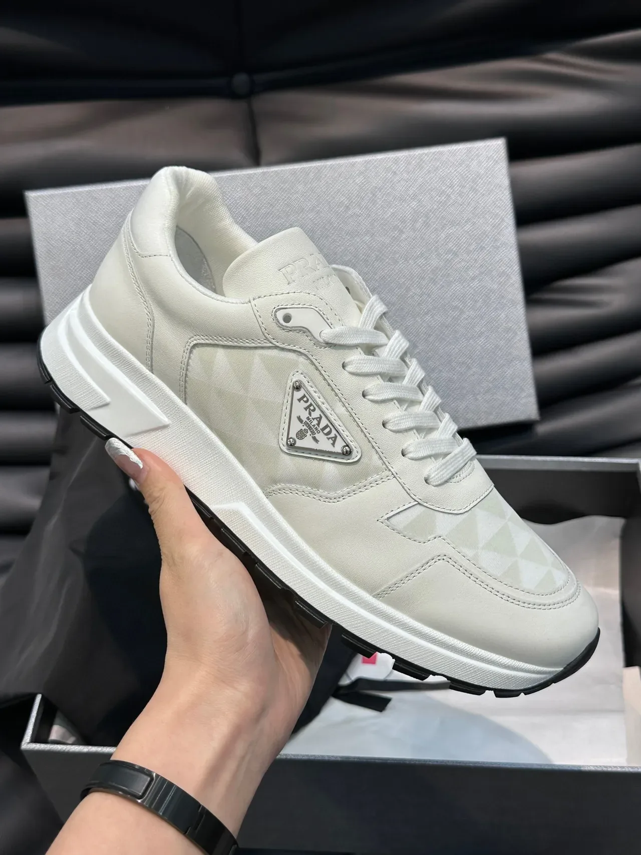 Prada Sneakers Lifestyle Blanches et Grises Low-Top avec Motif Géométrique 5