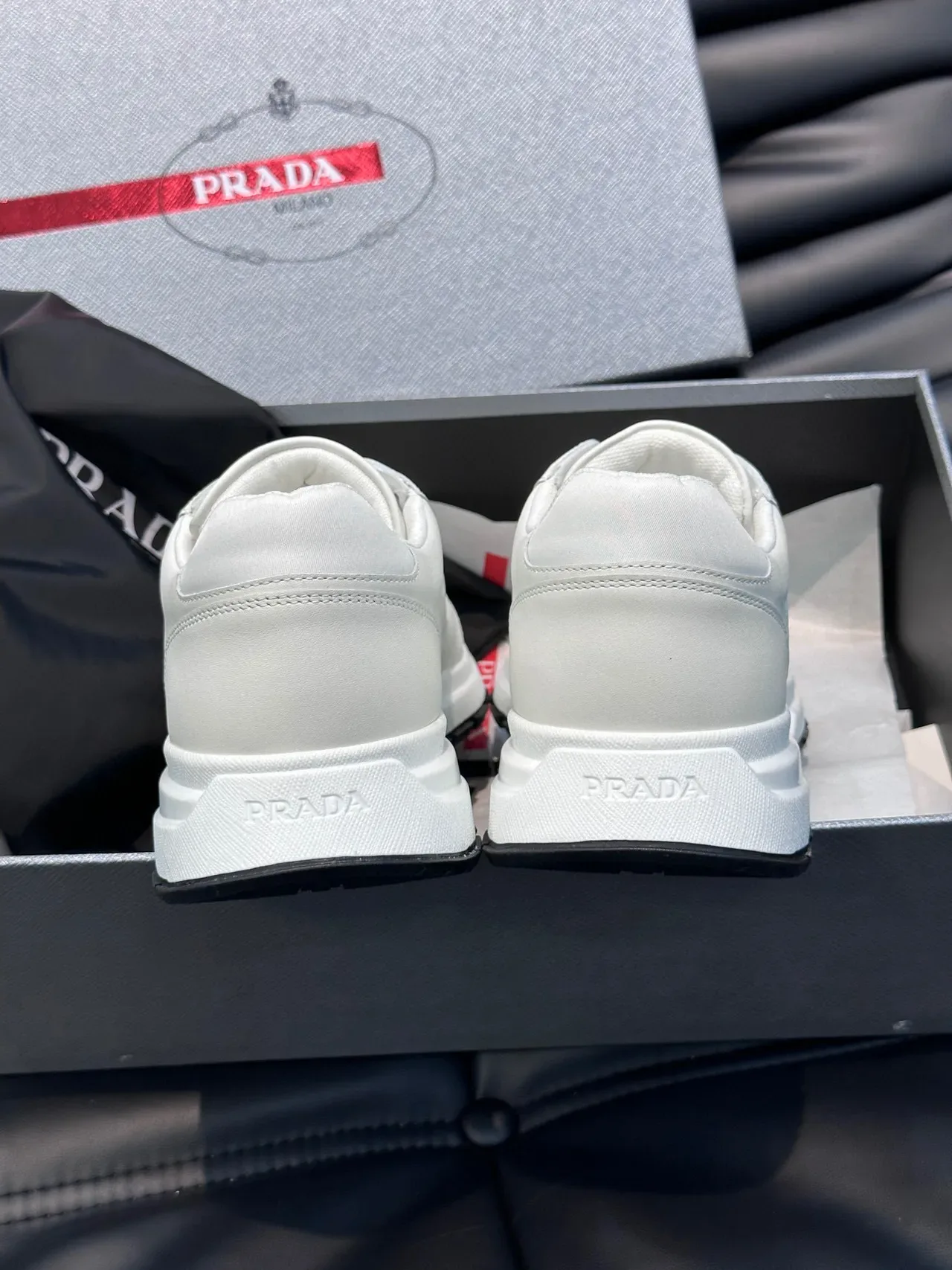 Prada Sneakers Lifestyle Blanches et Grises Low-Top avec Motif Géométrique 6