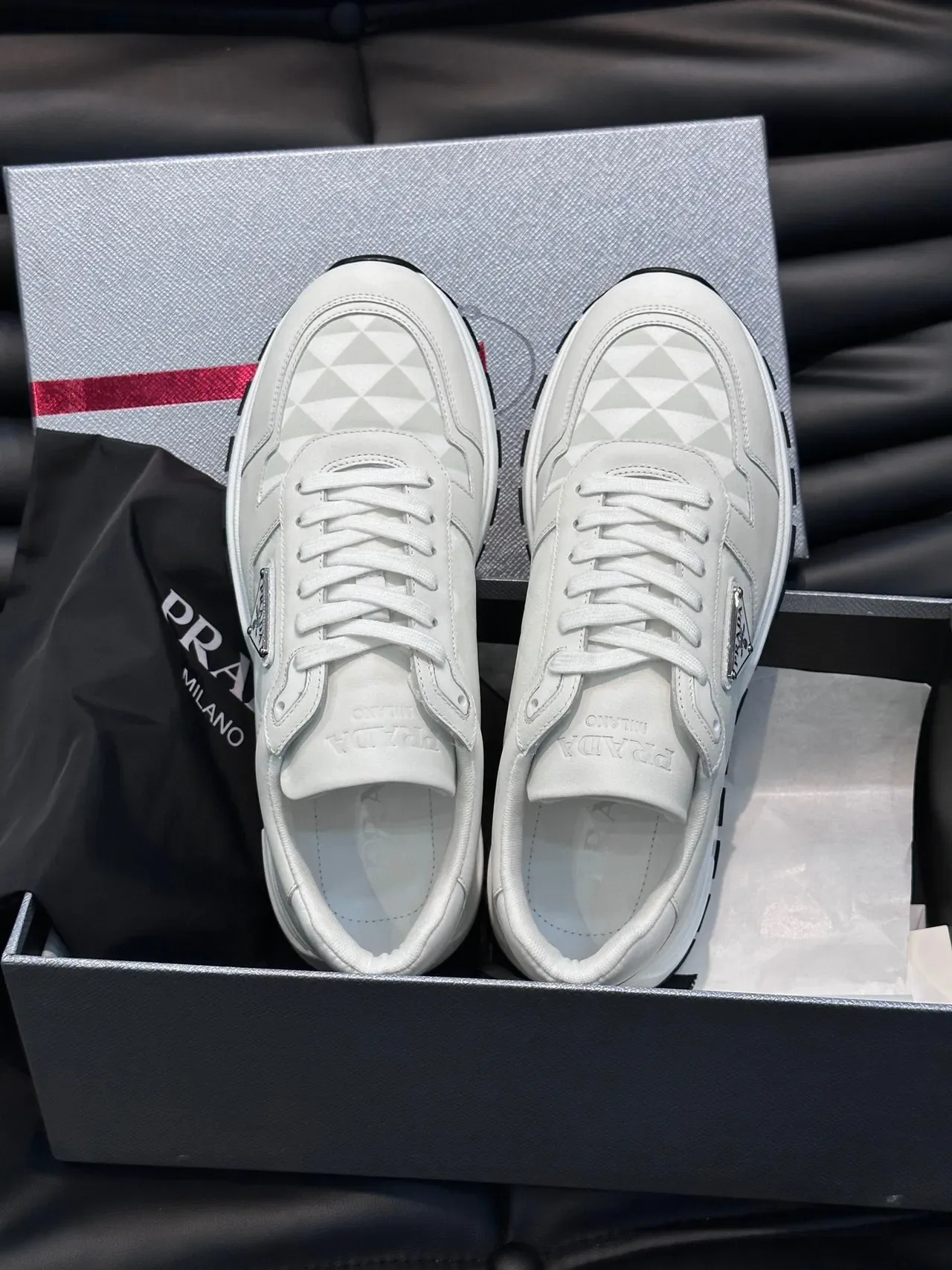 Prada Sneakers Lifestyle Blanches et Grises Low-Top avec Motif Géométrique 7