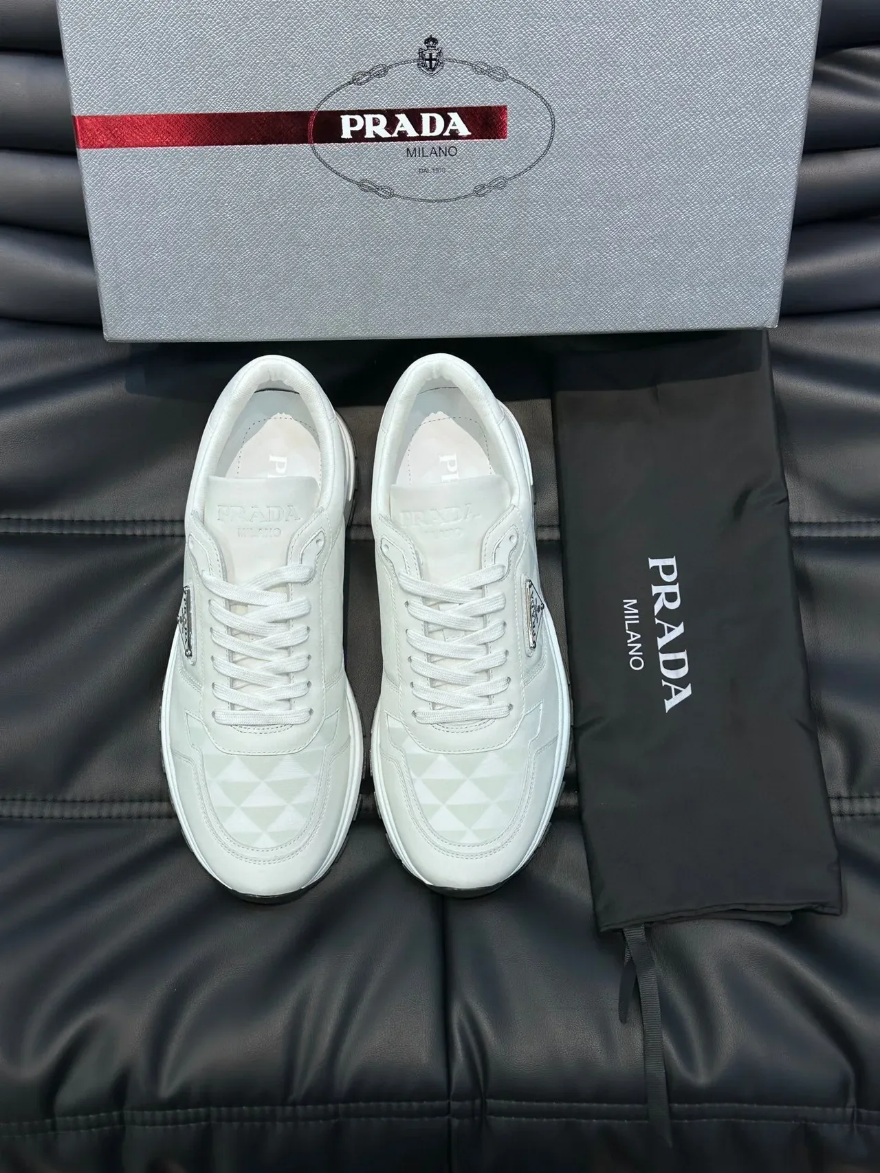 Prada Sneakers Lifestyle Blanches et Grises Low-Top avec Motif Géométrique 8