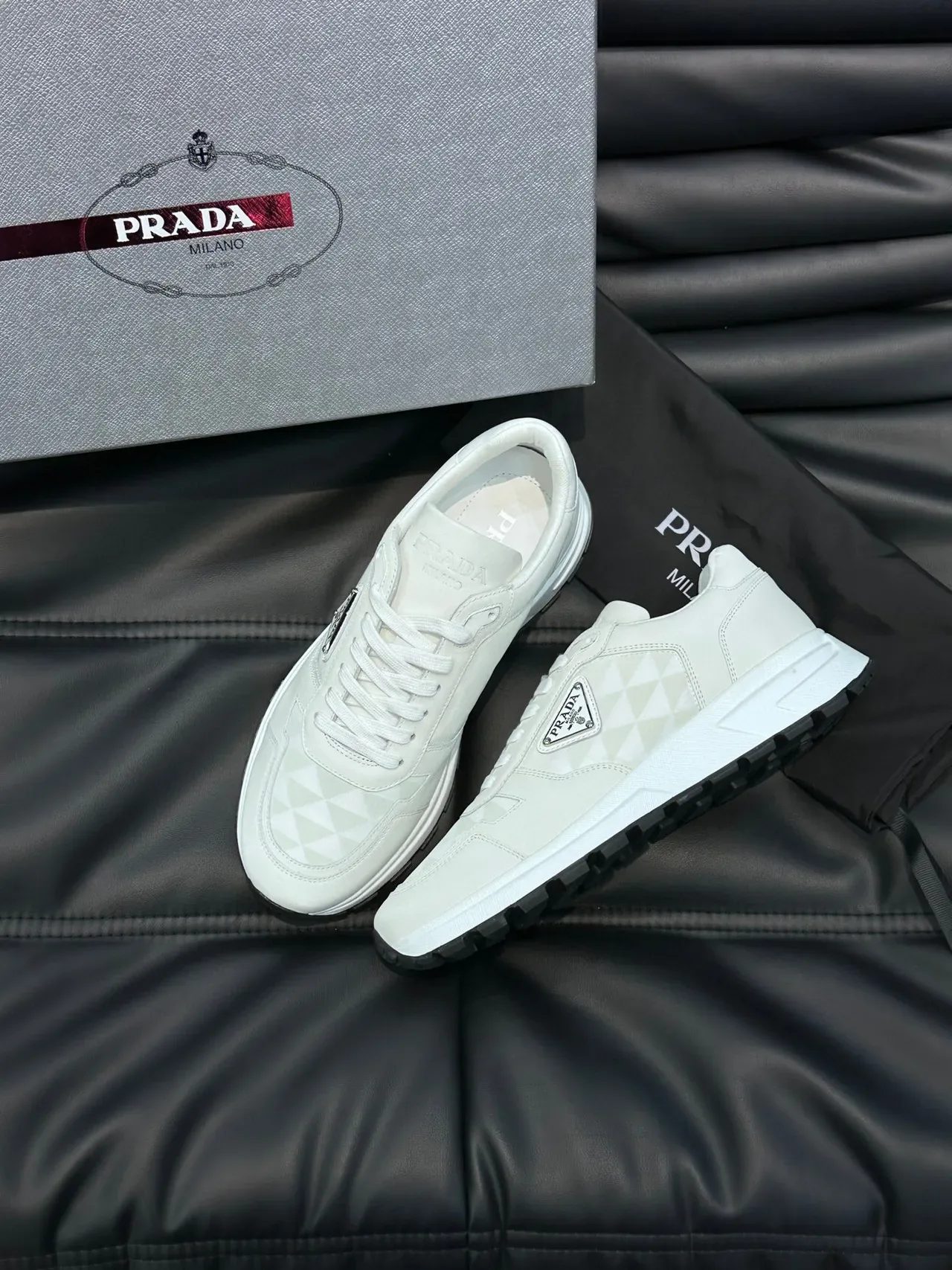 Prada Sneakers Lifestyle Blanches et Grises Low-Top avec Motif Géométrique 9