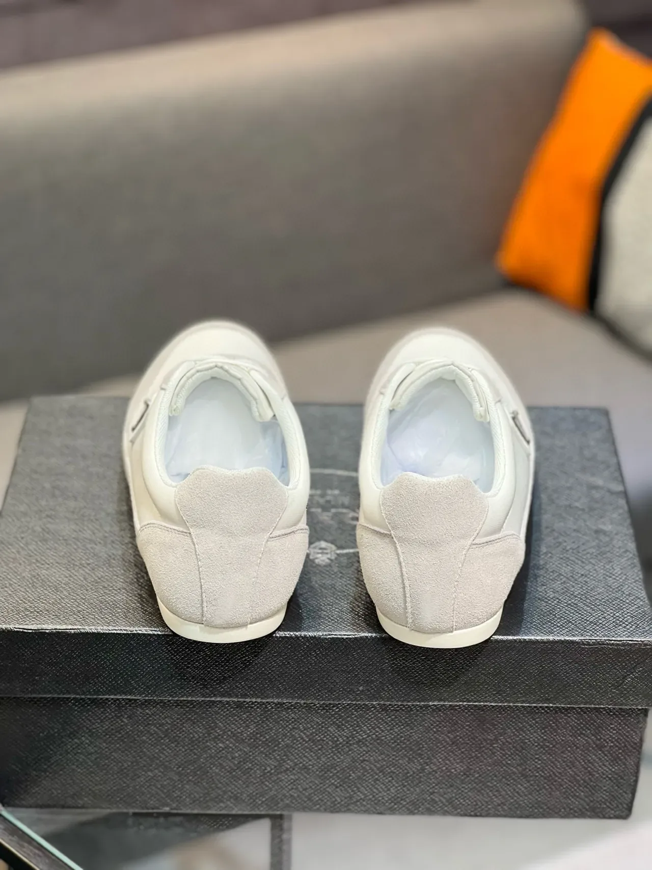 Prada tênis lifestyle branco e cinza low-top em couro e suede com painéis 2