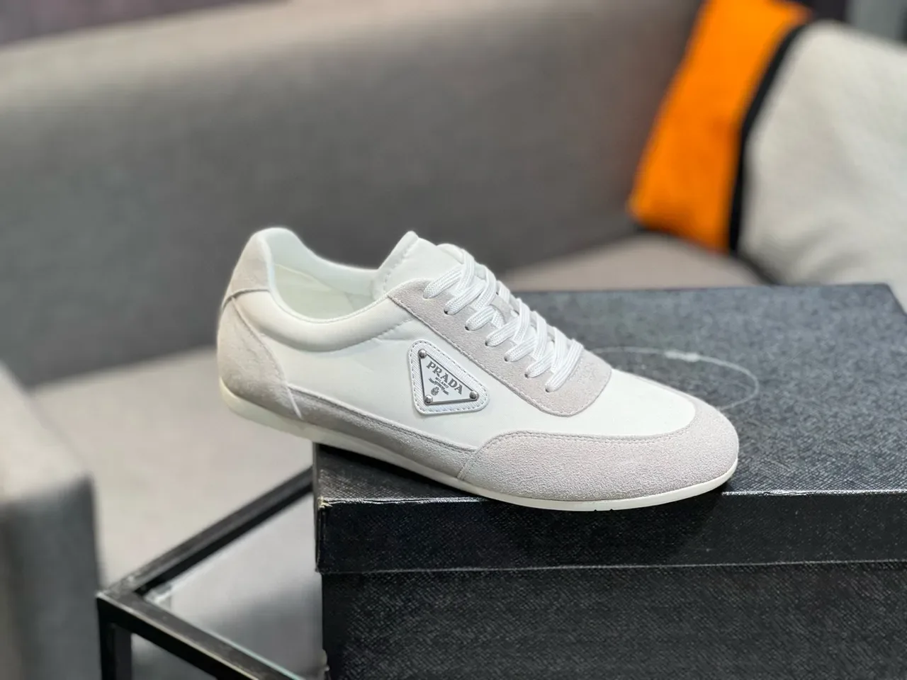 Prada tênis lifestyle branco e cinza low-top em couro e suede com painéis 4