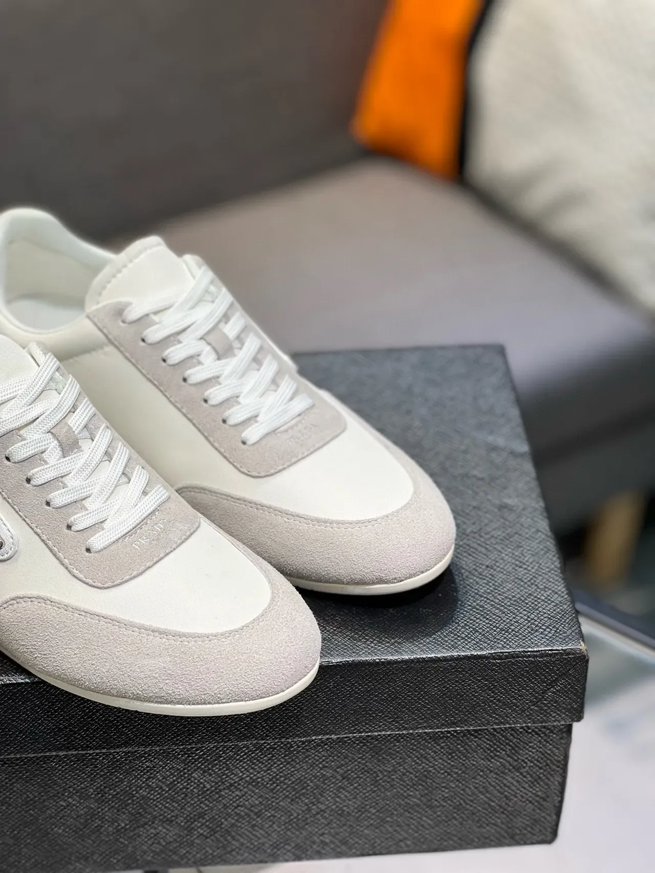 Prada tênis lifestyle branco e cinza low-top em couro e suede com painéis 5