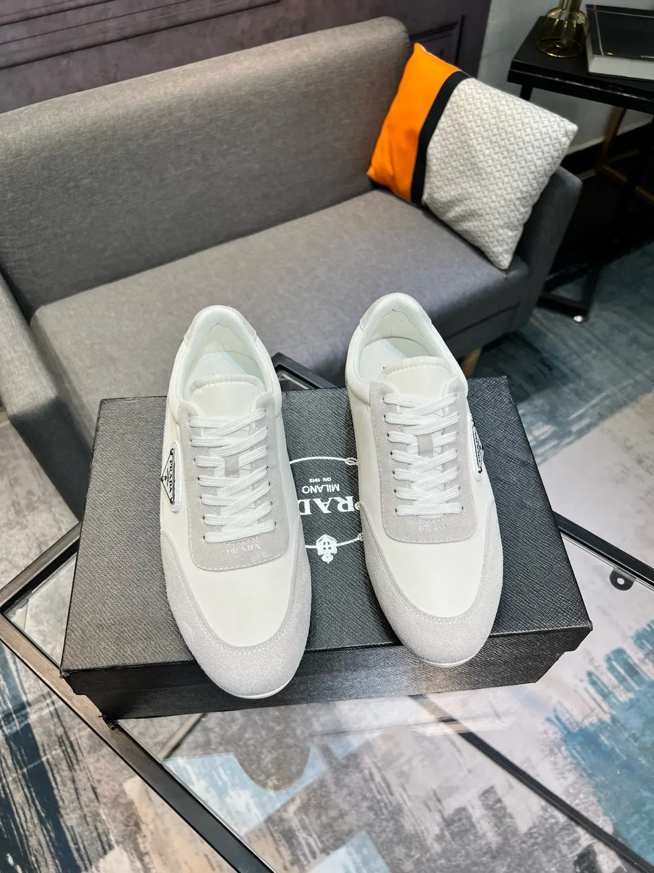 Prada tênis lifestyle branco e cinza low-top em couro e suede com painéis 6