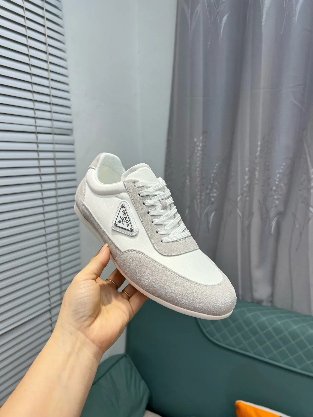 Prada tênis lifestyle branco e cinza low-top em couro e suede com painéis 7