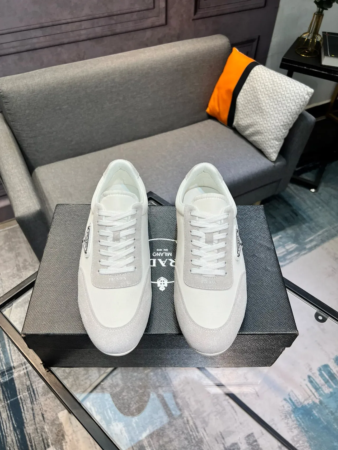 Prada tênis lifestyle branco e cinza low-top em couro e suede com painéis 8
