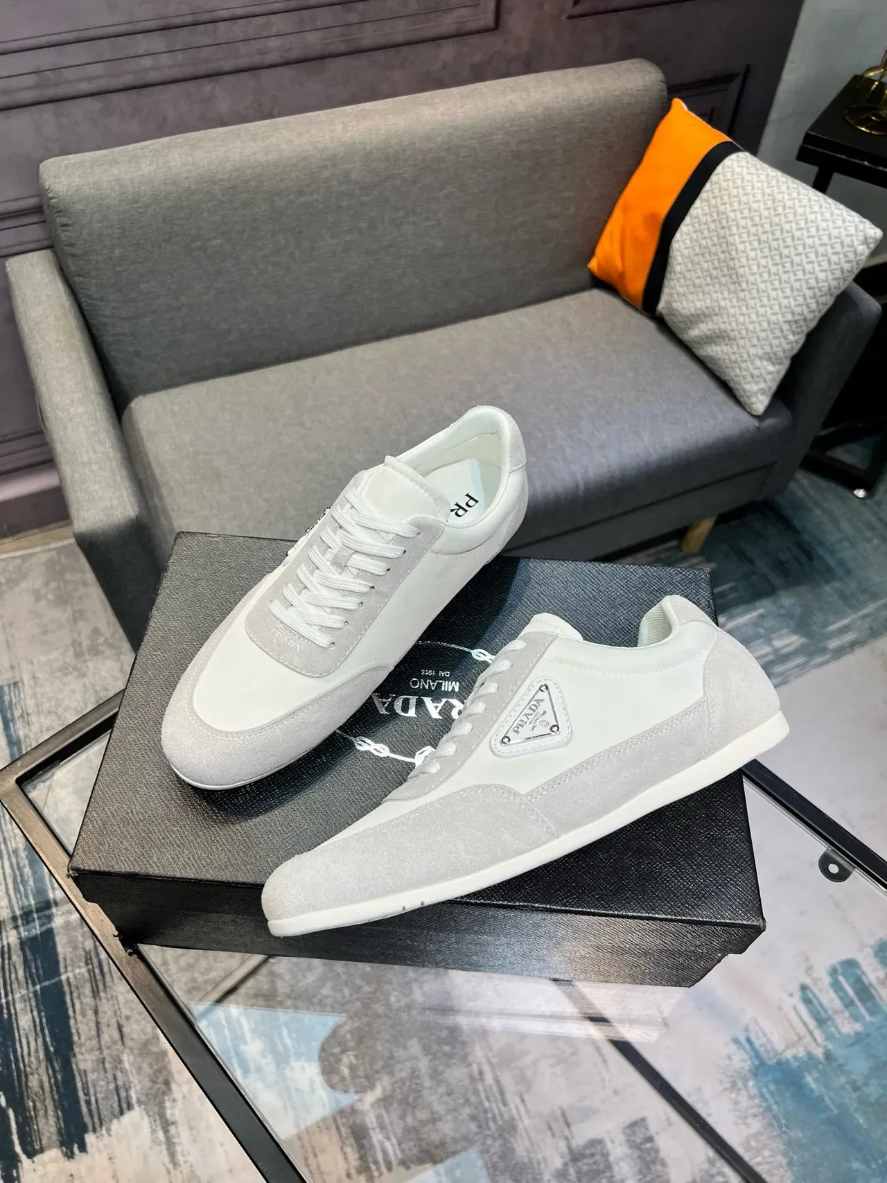 Prada tênis lifestyle branco e cinza low-top em couro e suede com painéis 9
