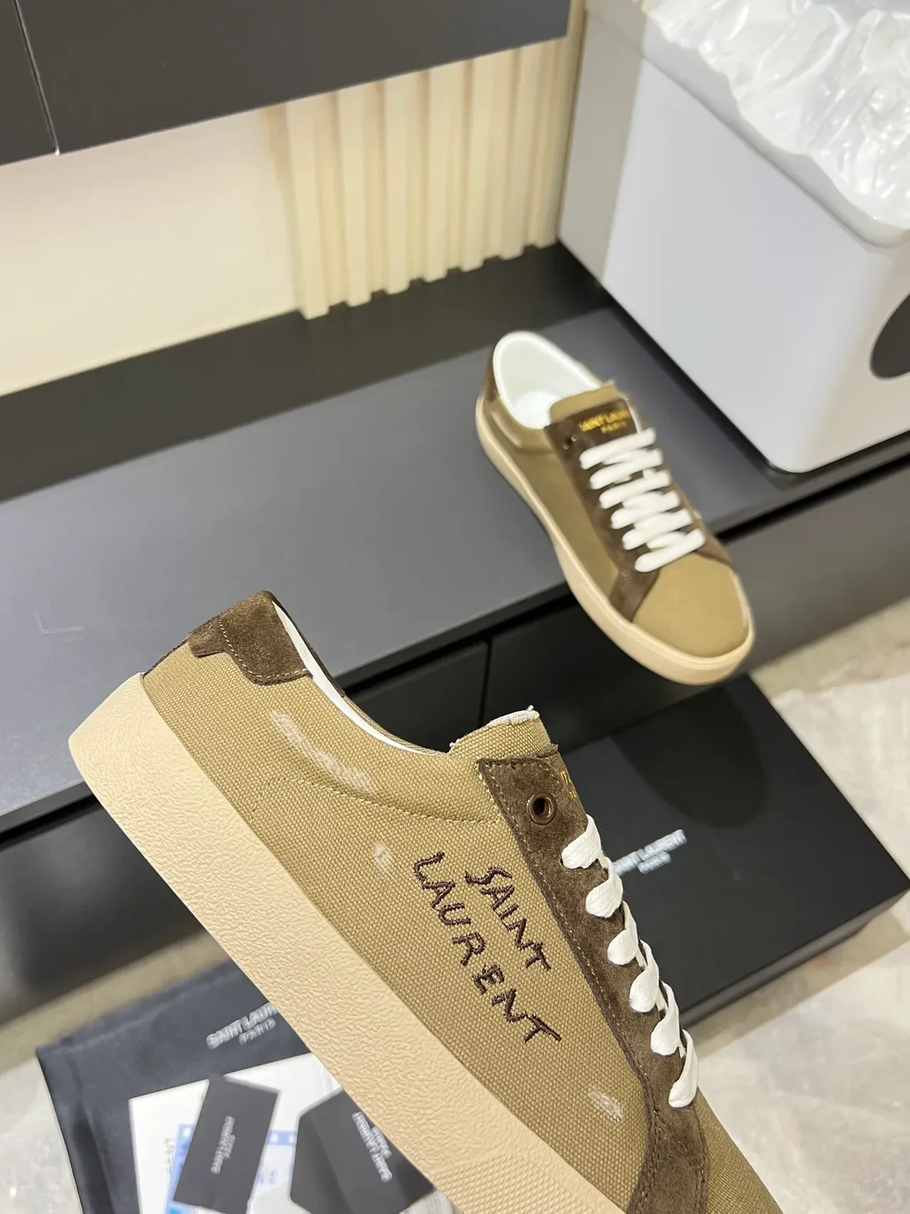 Saint Laurent Lona e Camurça Logo Bordado Tênis Lifestyle 3