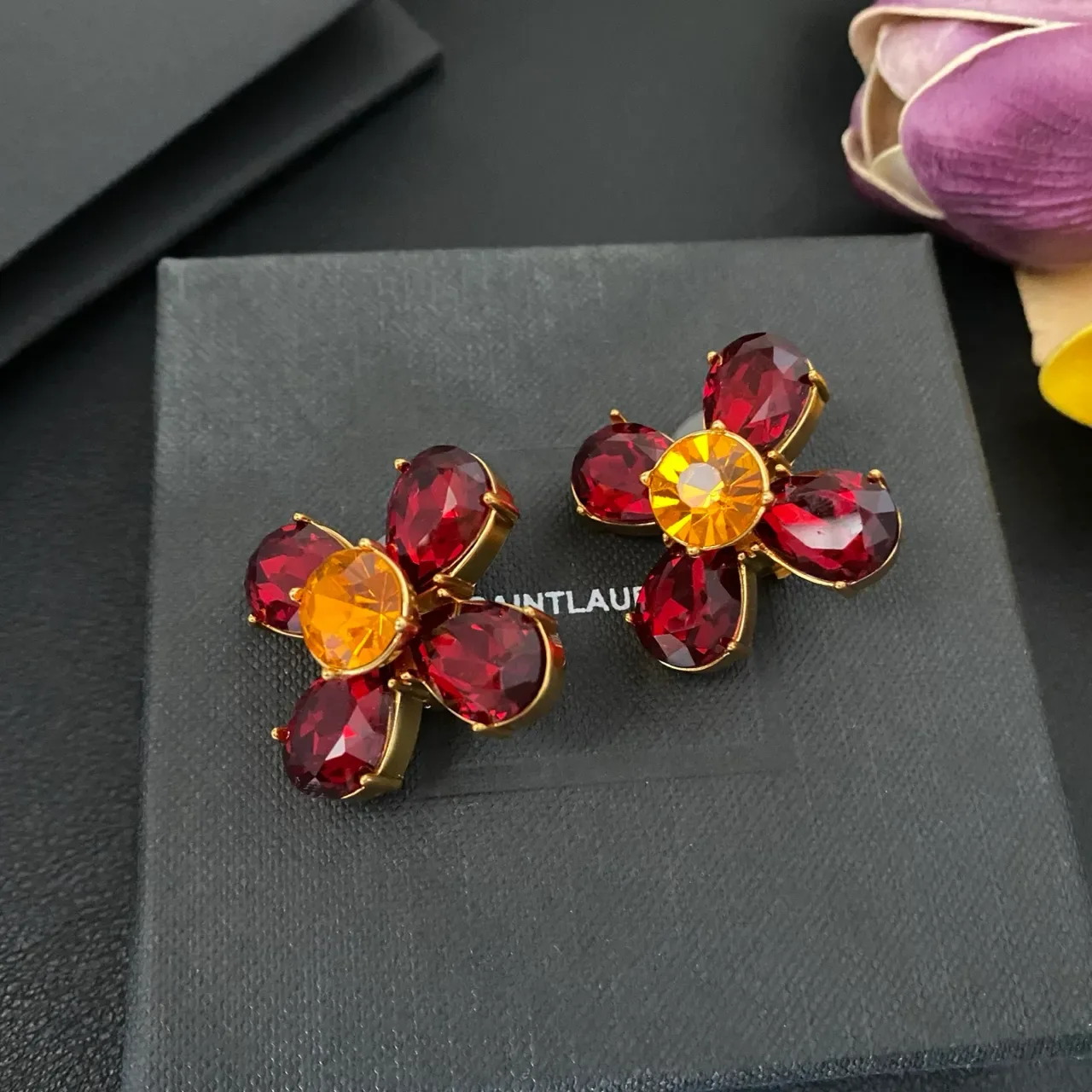 Saint Laurent Boucles d'oreilles en forme de fleur en cristal faceté 5