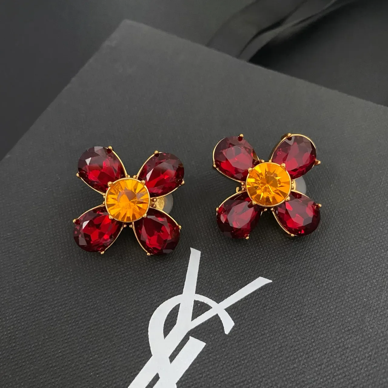 Saint Laurent Boucles d'oreilles en forme de fleur en cristal faceté 6