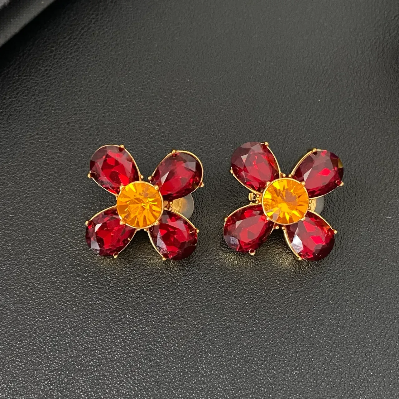 Saint Laurent Boucles d'oreilles en forme de fleur en cristal faceté 7