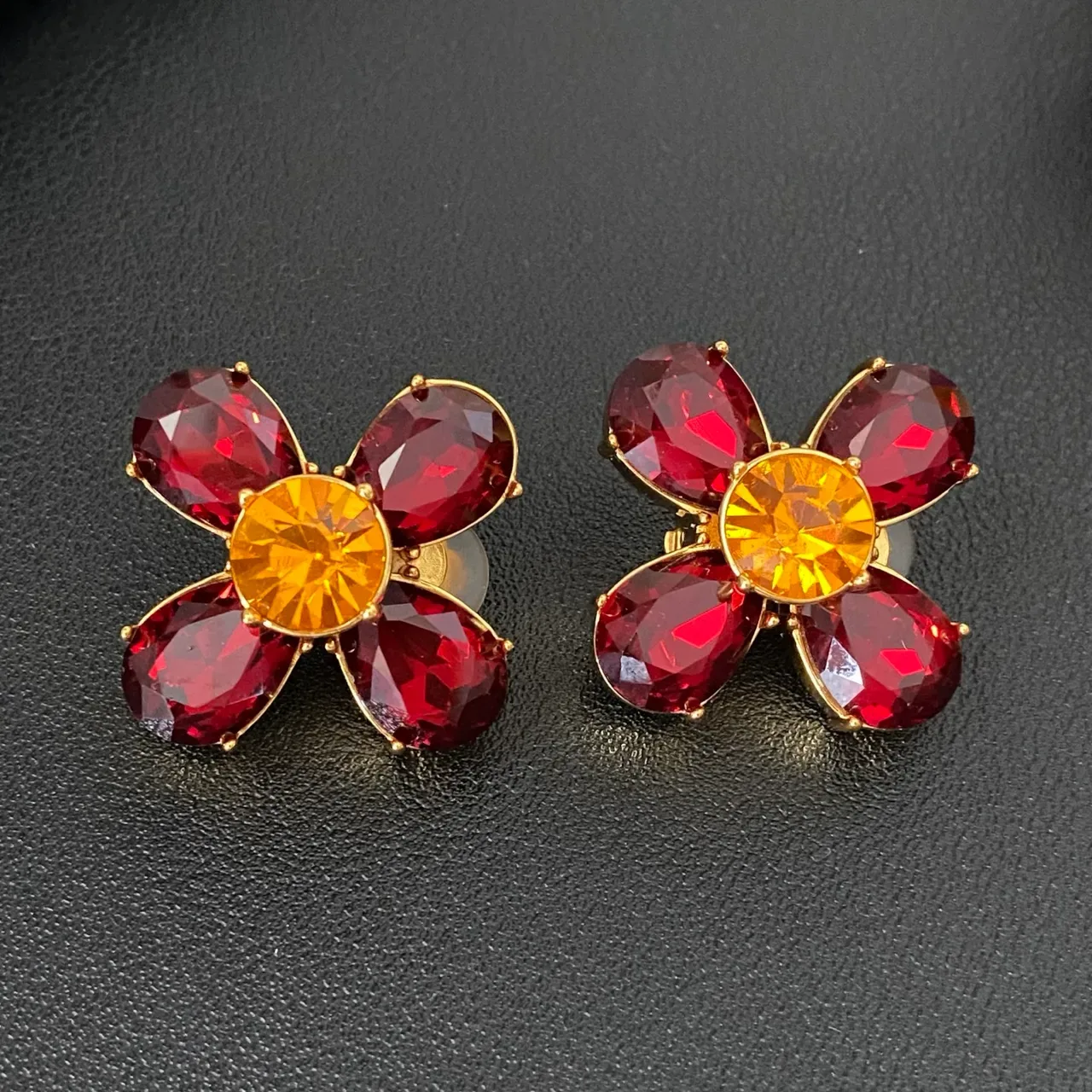 Saint Laurent Boucles d'oreilles en forme de fleur en cristal faceté 8