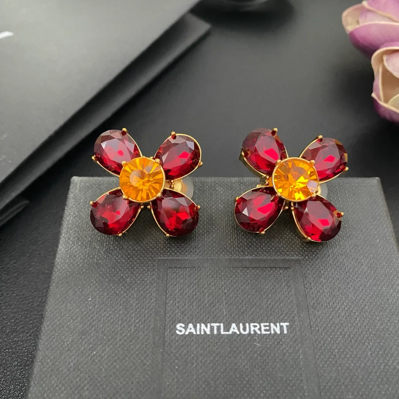 Saint Laurent Boucles d'oreilles en forme de fleur en cristal faceté 9
