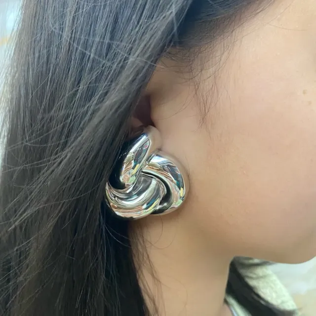 Saint Laurent Knot brincos escultóricos em ouro e prata polidos 2