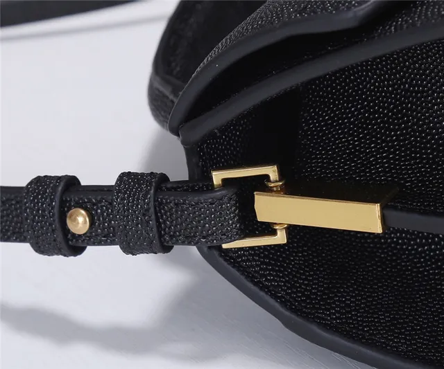 Saint Laurent Loulou Sac tote en cuir texturé noir avec anse supérieure 12