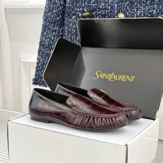 Saint Laurent Loulou Loafer 酒红色鳄鱼压纹皮革乐福鞋