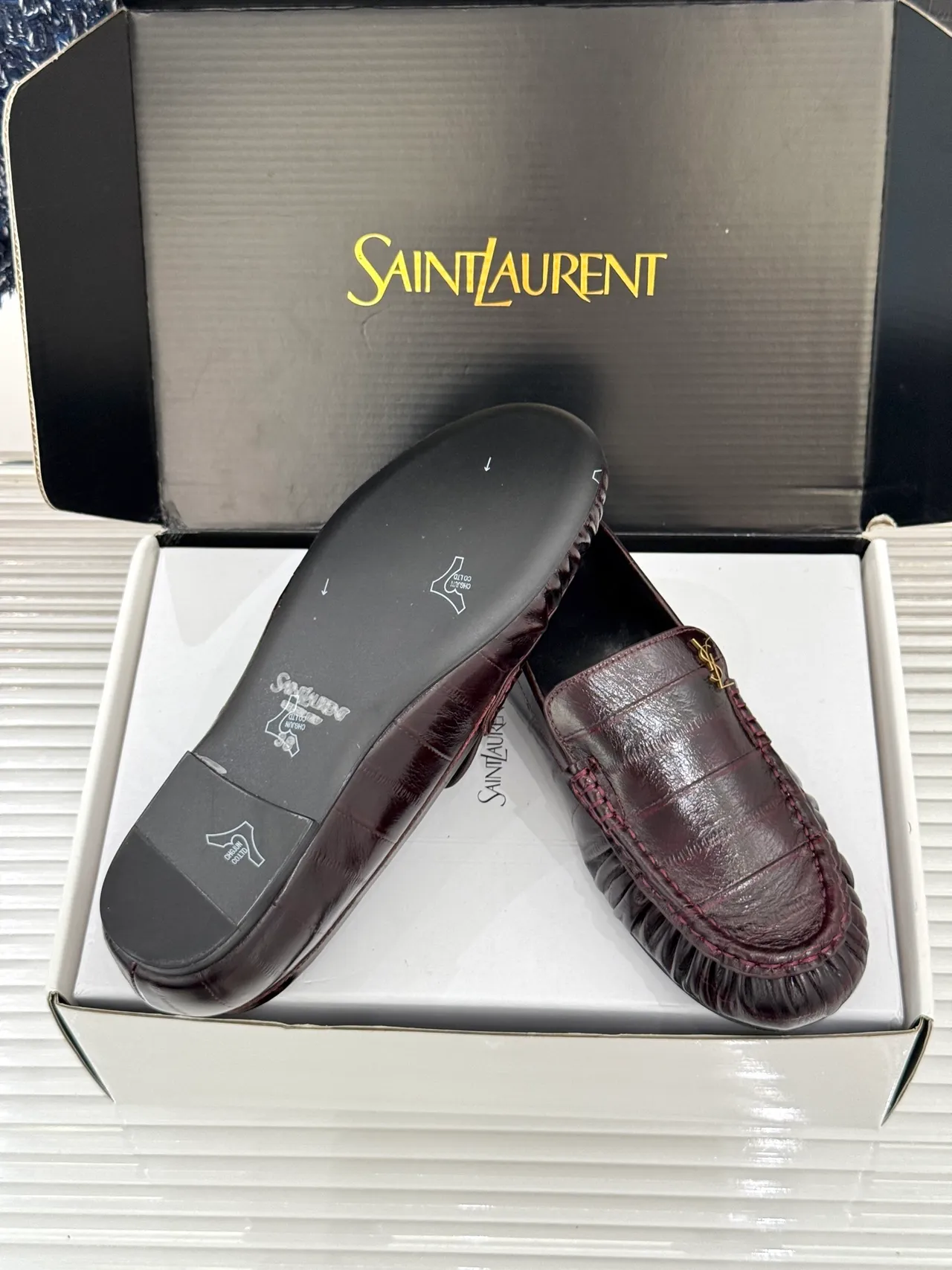 Saint Laurent Loulou Loafer Mocassins en cuir estampés crocodile bordeaux 2