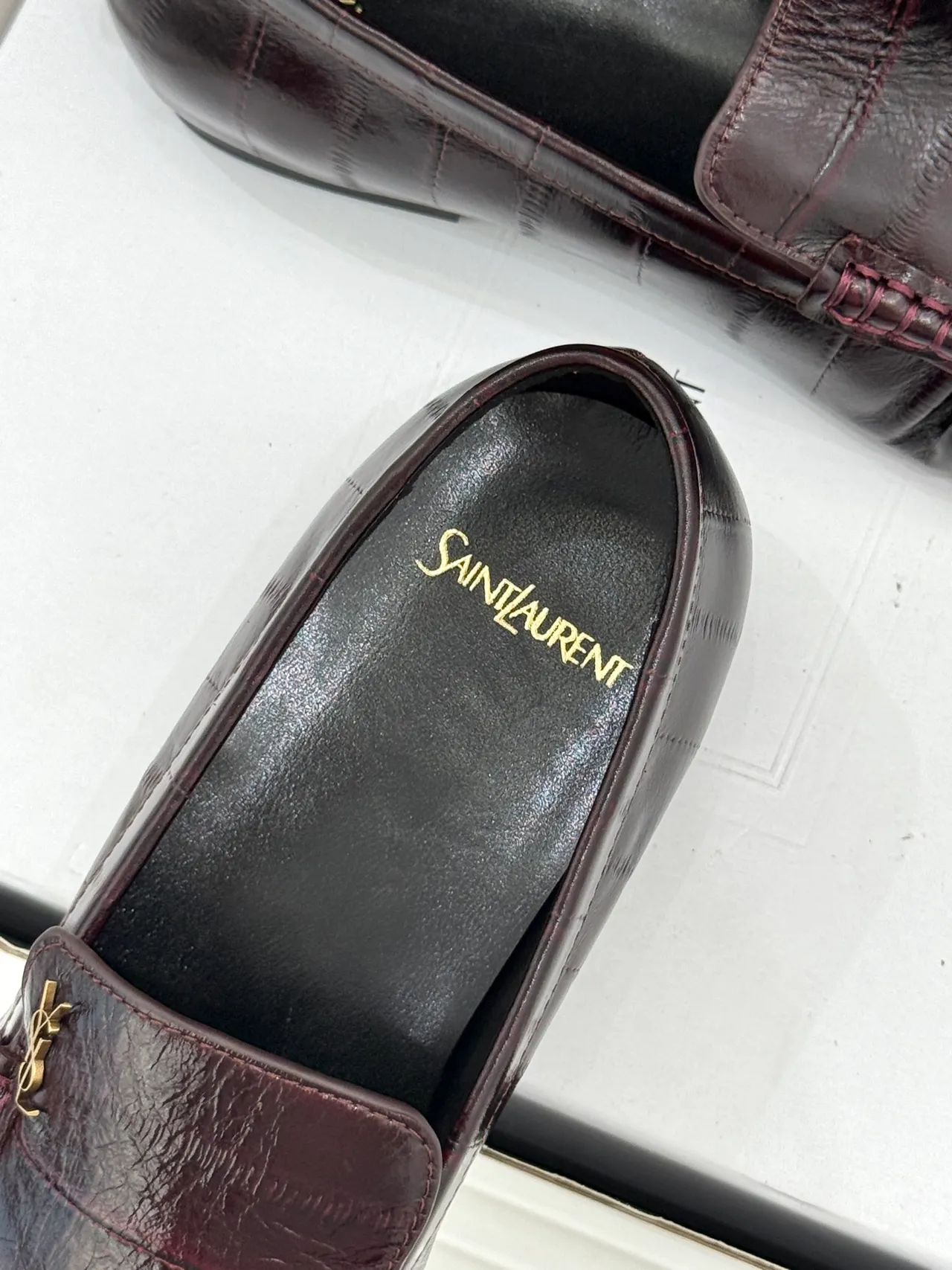 Saint Laurent Loulou Loafer Mocassins en cuir estampés crocodile bordeaux 3