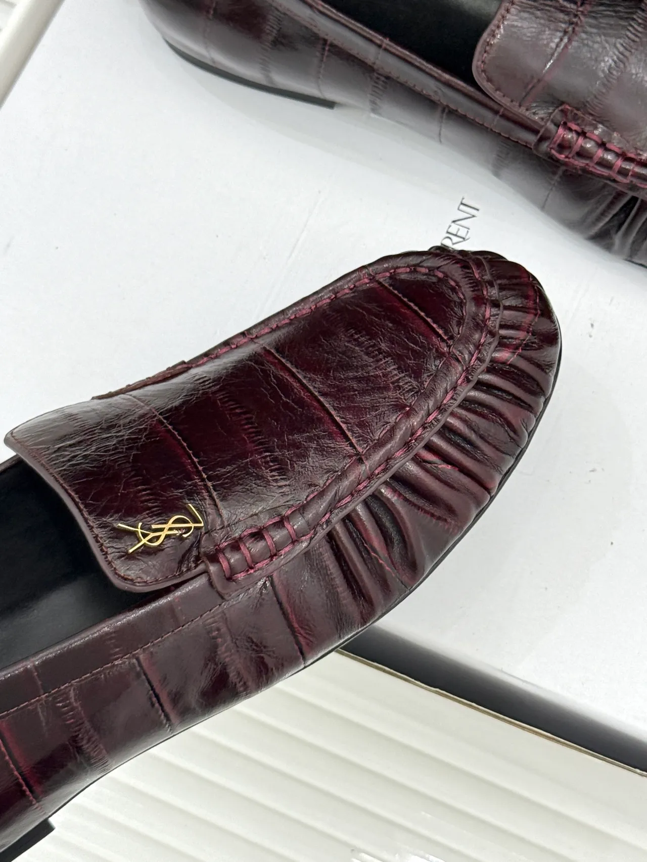 Saint Laurent Loulou Loafer Mocassins en cuir estampés crocodile bordeaux 4