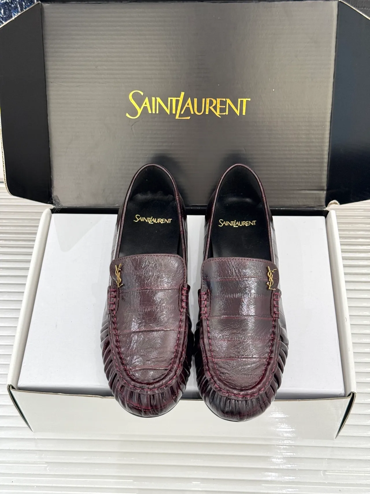 Saint Laurent Loulou Loafer Mocassins en cuir estampés crocodile bordeaux 5