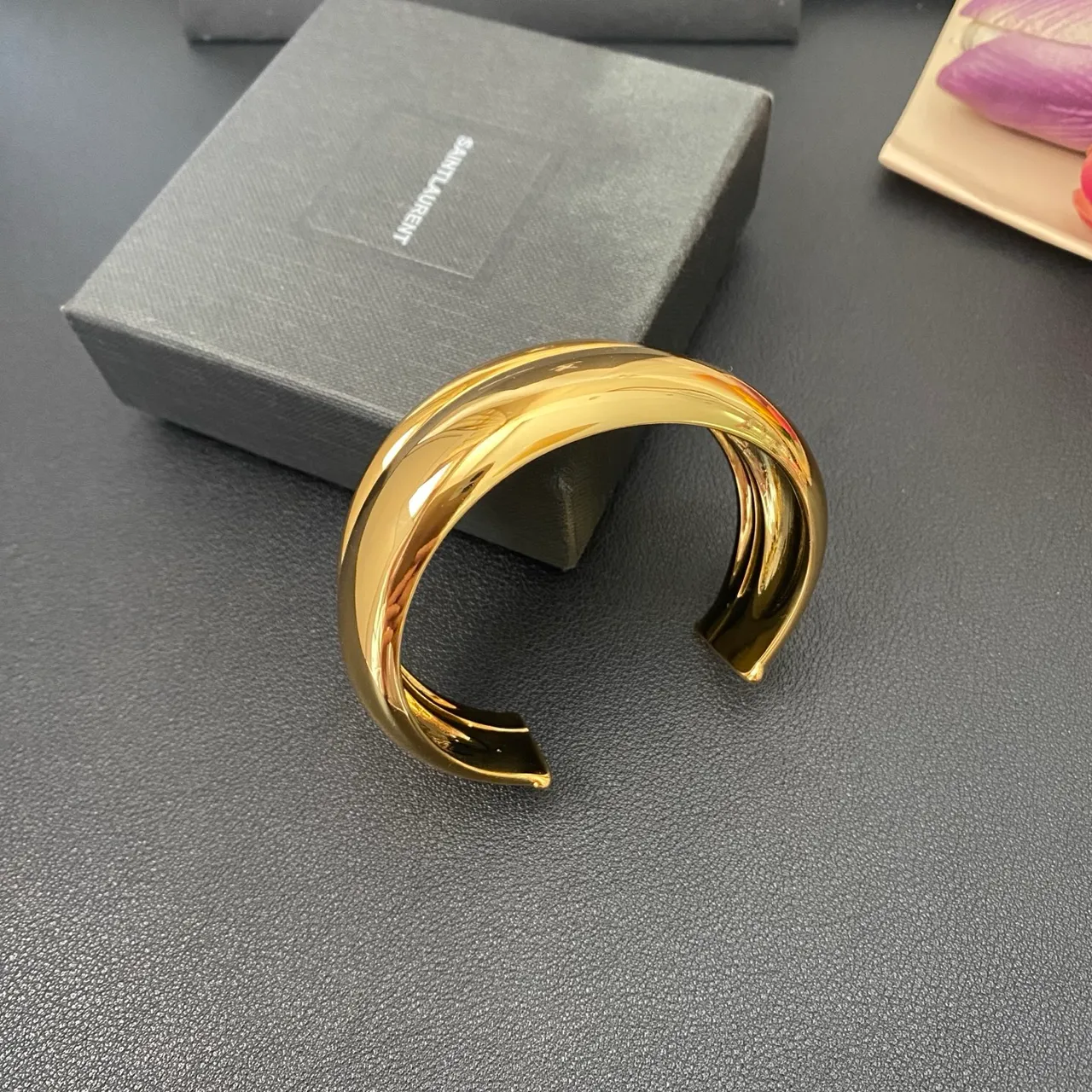 Saint Laurent Loulou Bracelet sculptural en or poli à double couche 8