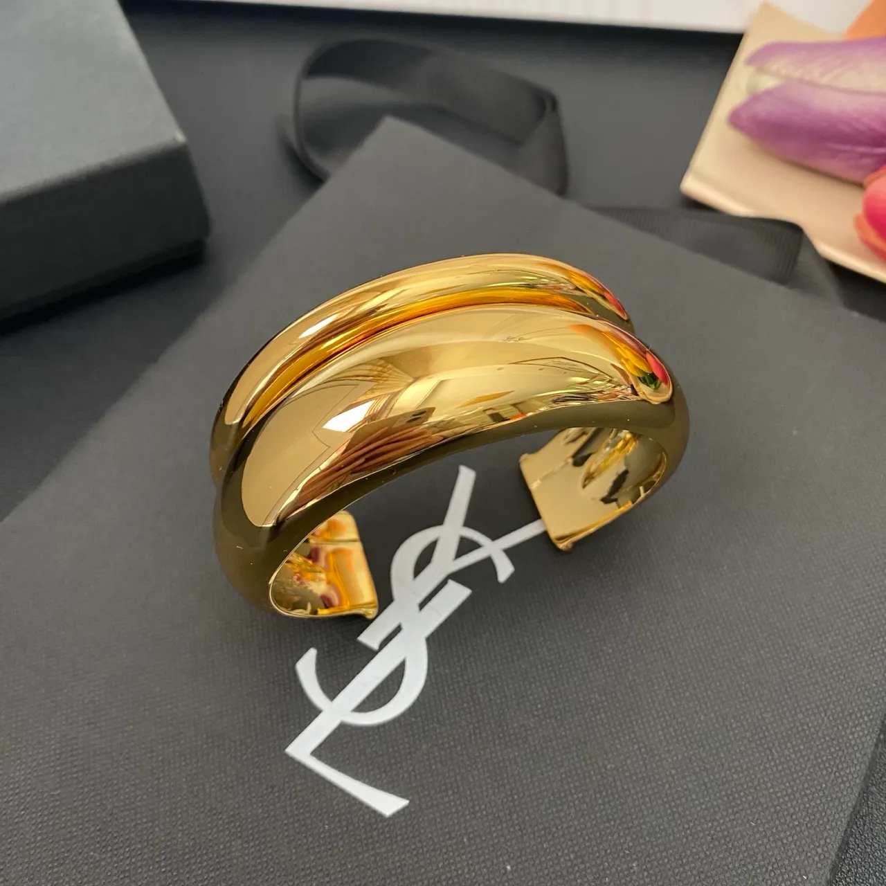 Saint Laurent Loulou Bracelet sculptural en or poli à double couche 9