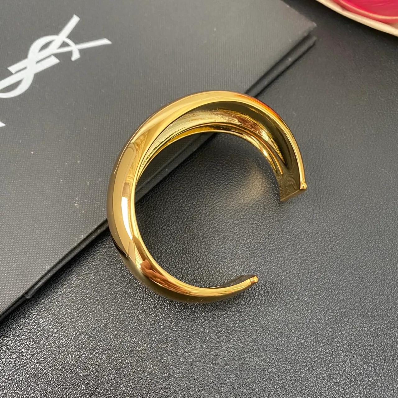 Saint Laurent Loulou Bracelet sculptural en or poli à double couche 10