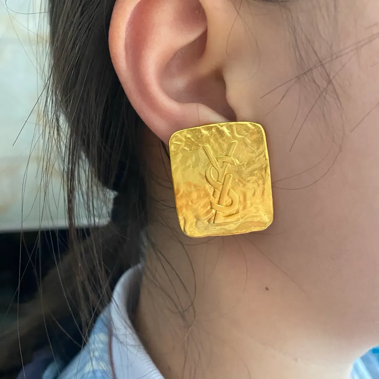Saint Laurent Monogram Square Hammered Gold pendientes 2