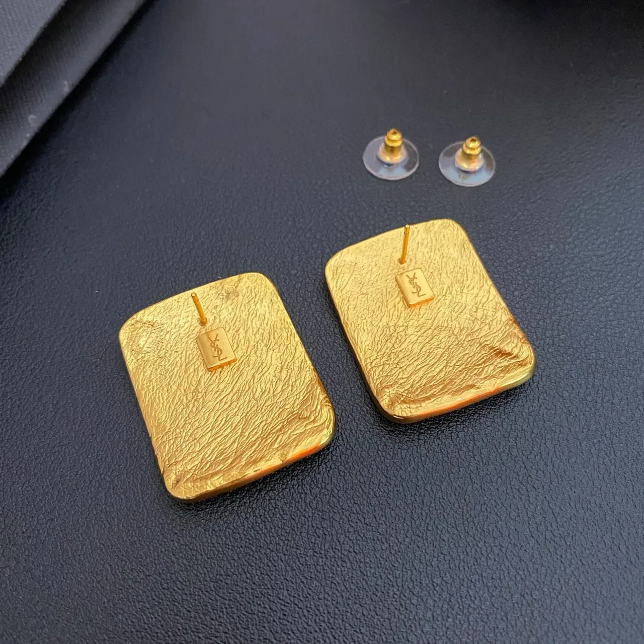 Saint Laurent Monogram Square Hammered Gold pendientes 4