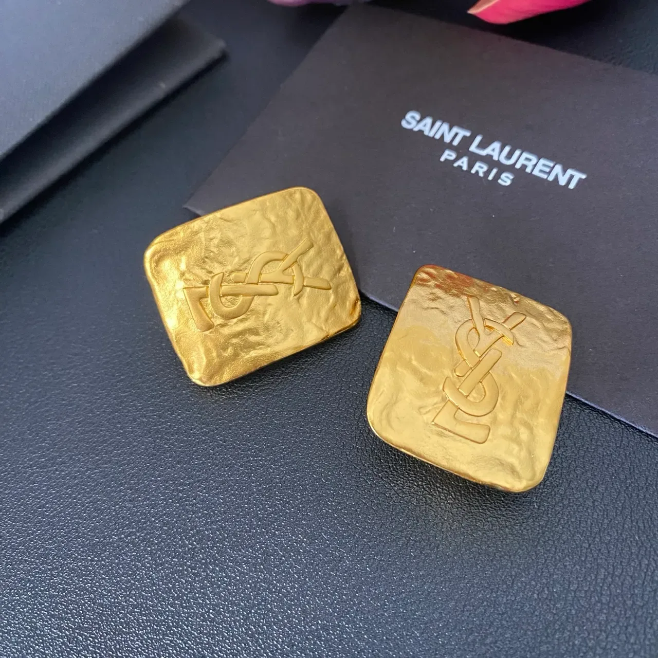 Saint Laurent Monogram Square Hammered Gold pendientes 5