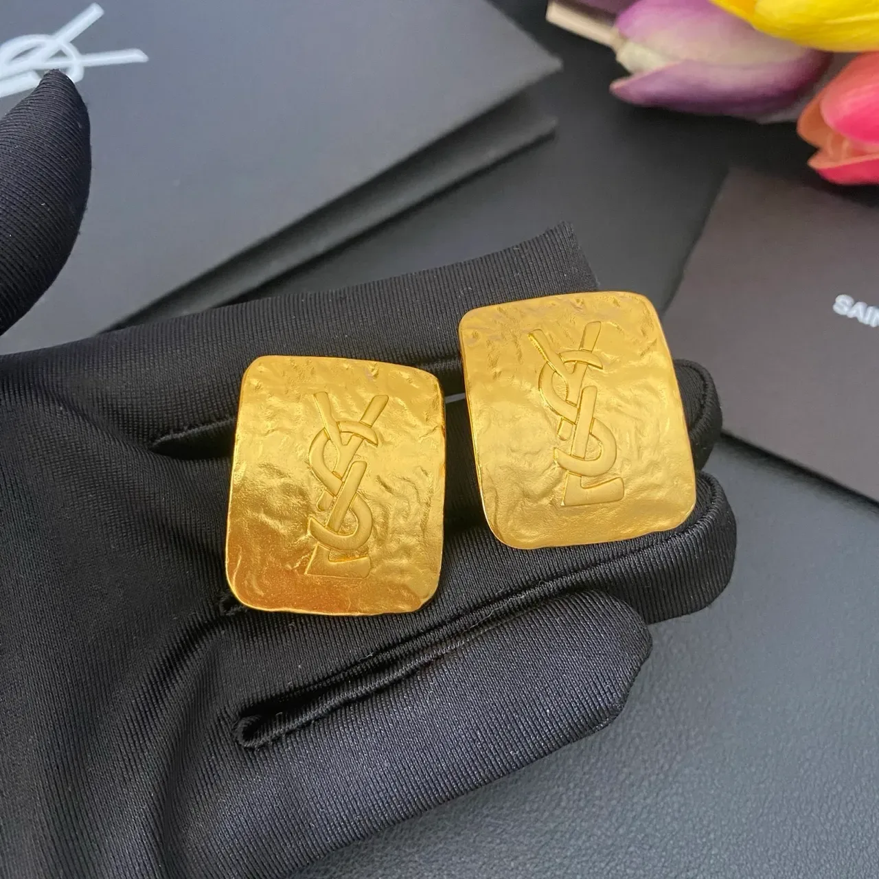 Saint Laurent Monogram Square Hammered Gold pendientes 6