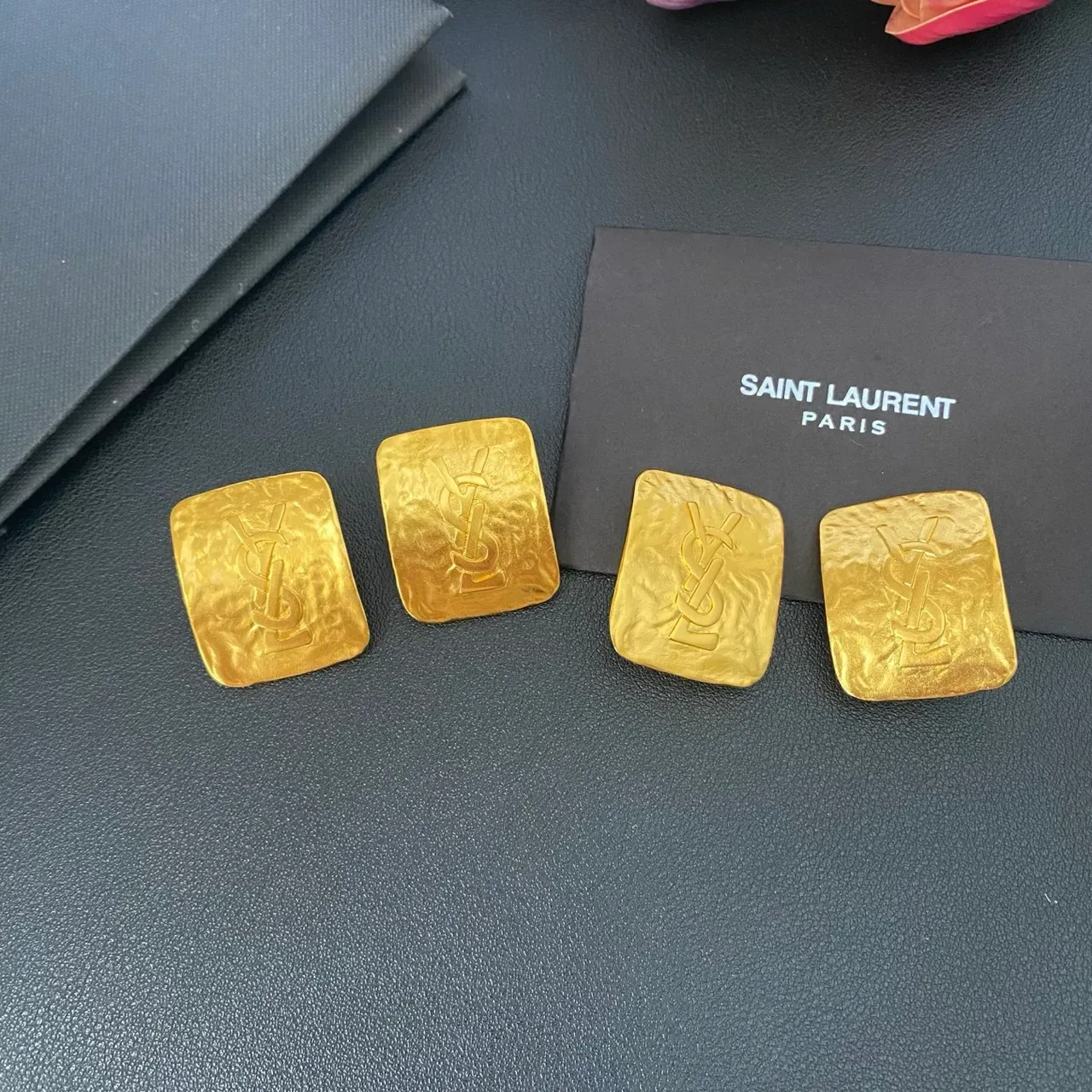 Saint Laurent Monogram Square Hammered Gold pendientes 7