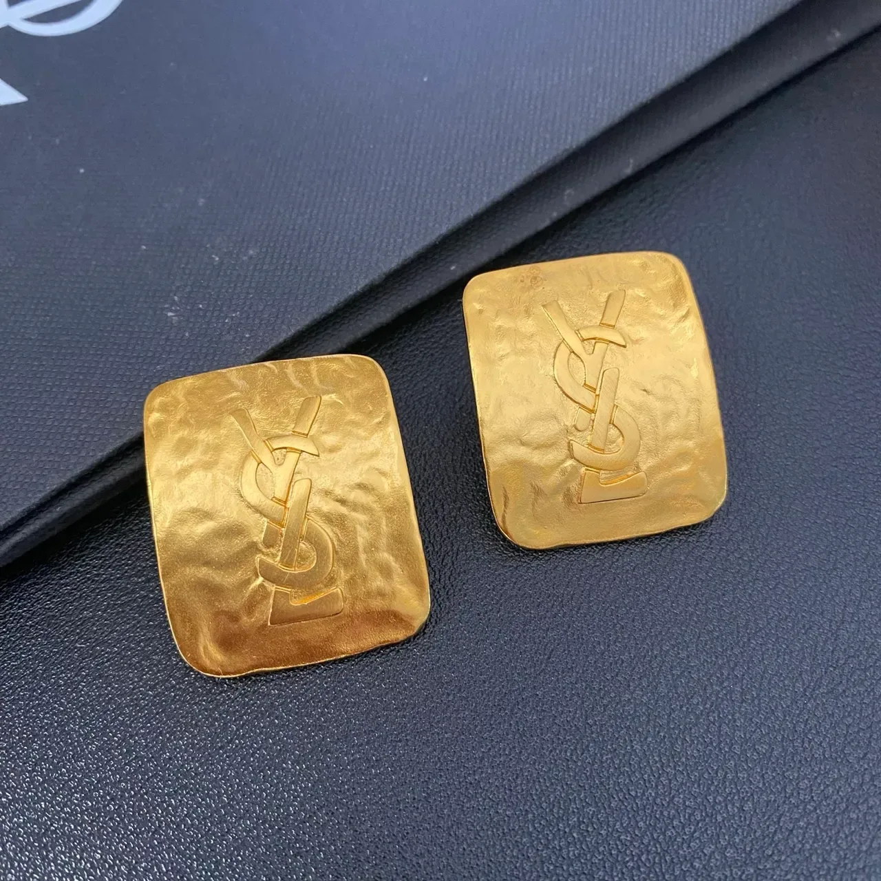 Saint Laurent Monogram Square Hammered Gold pendientes 8