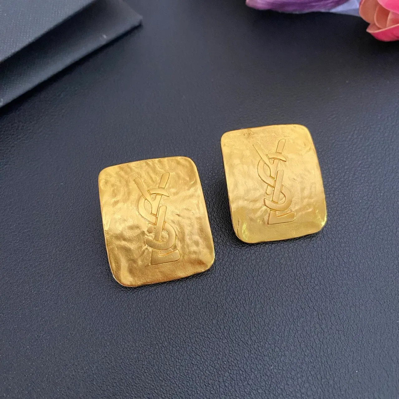 Saint Laurent Monogram Square Hammered Gold pendientes 9