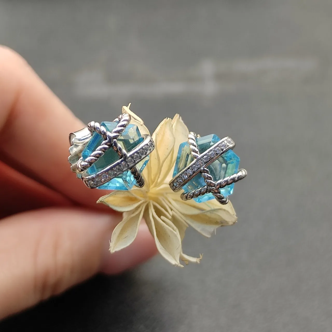 Tiffany & Co. HardWear Brincos com perno de Gema Azul e Diamante 6