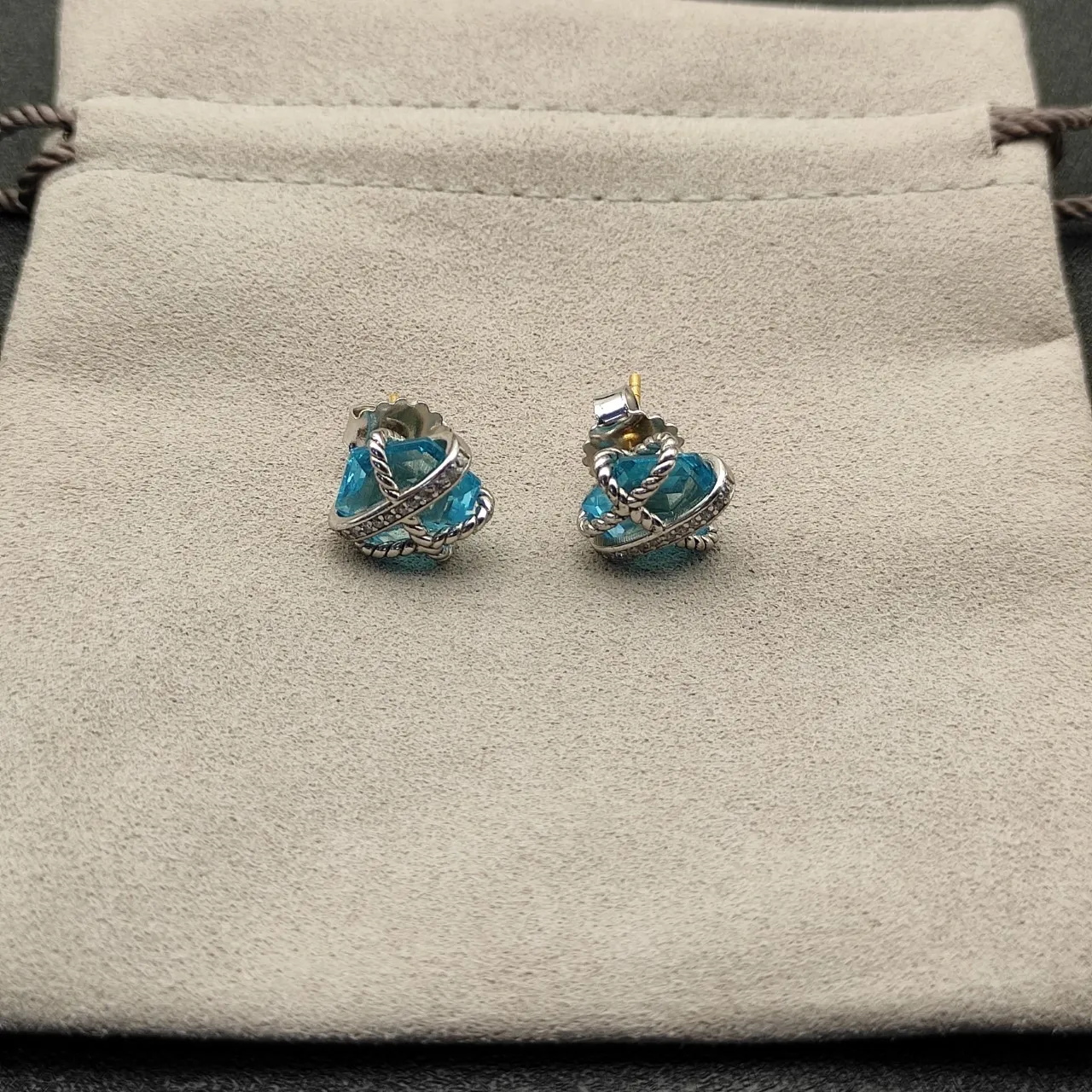 Tiffany & Co. HardWear Brincos com perno de Gema Azul e Diamante 7