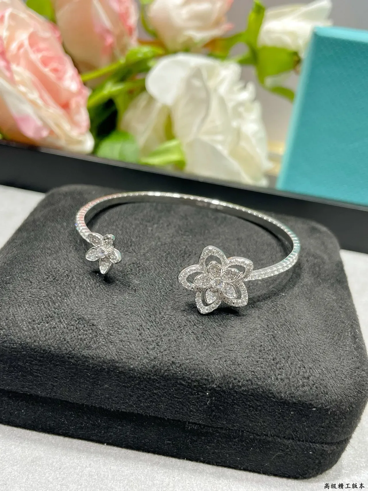 Tiffany & Co. Bracelete Floral Prata Branco Forma de Flor Diamantes Pavé 3