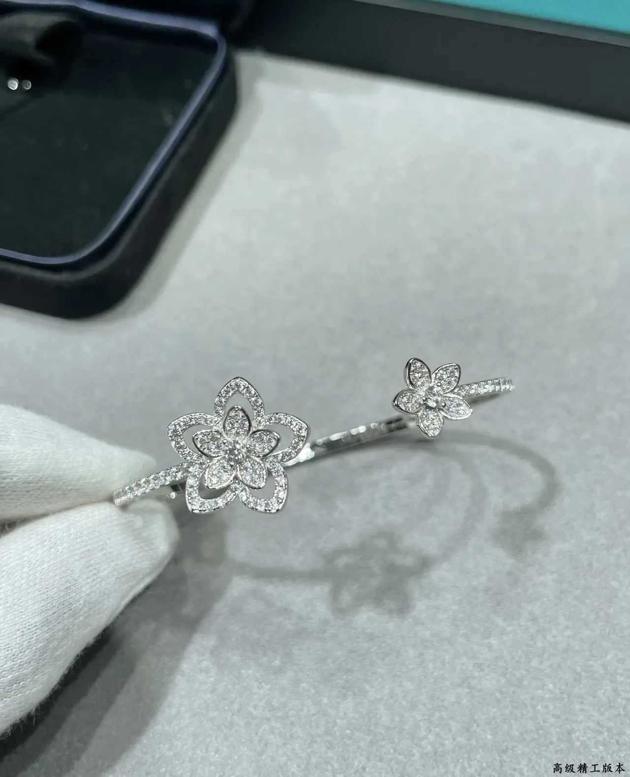Tiffany & Co. Bracelete Floral Prata Branco Forma de Flor Diamantes Pavé 4