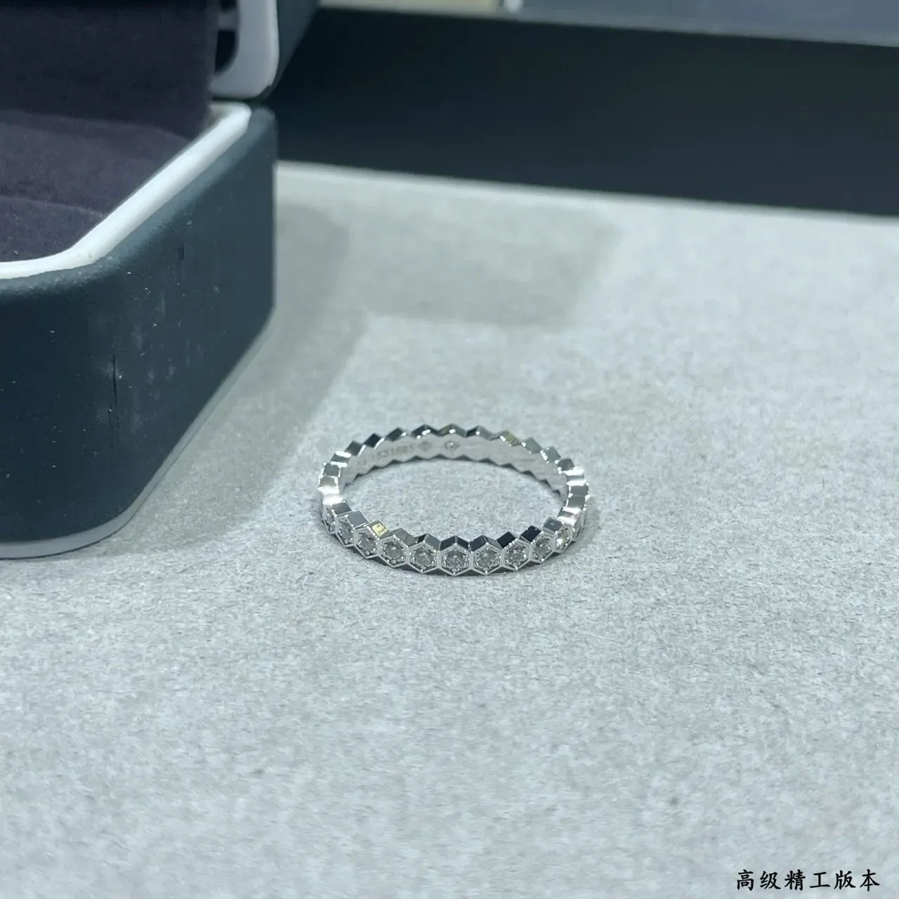 Tiffany & Co. Anillo con banda hexagonal de panal en oro y plata con diamantes pavé 3