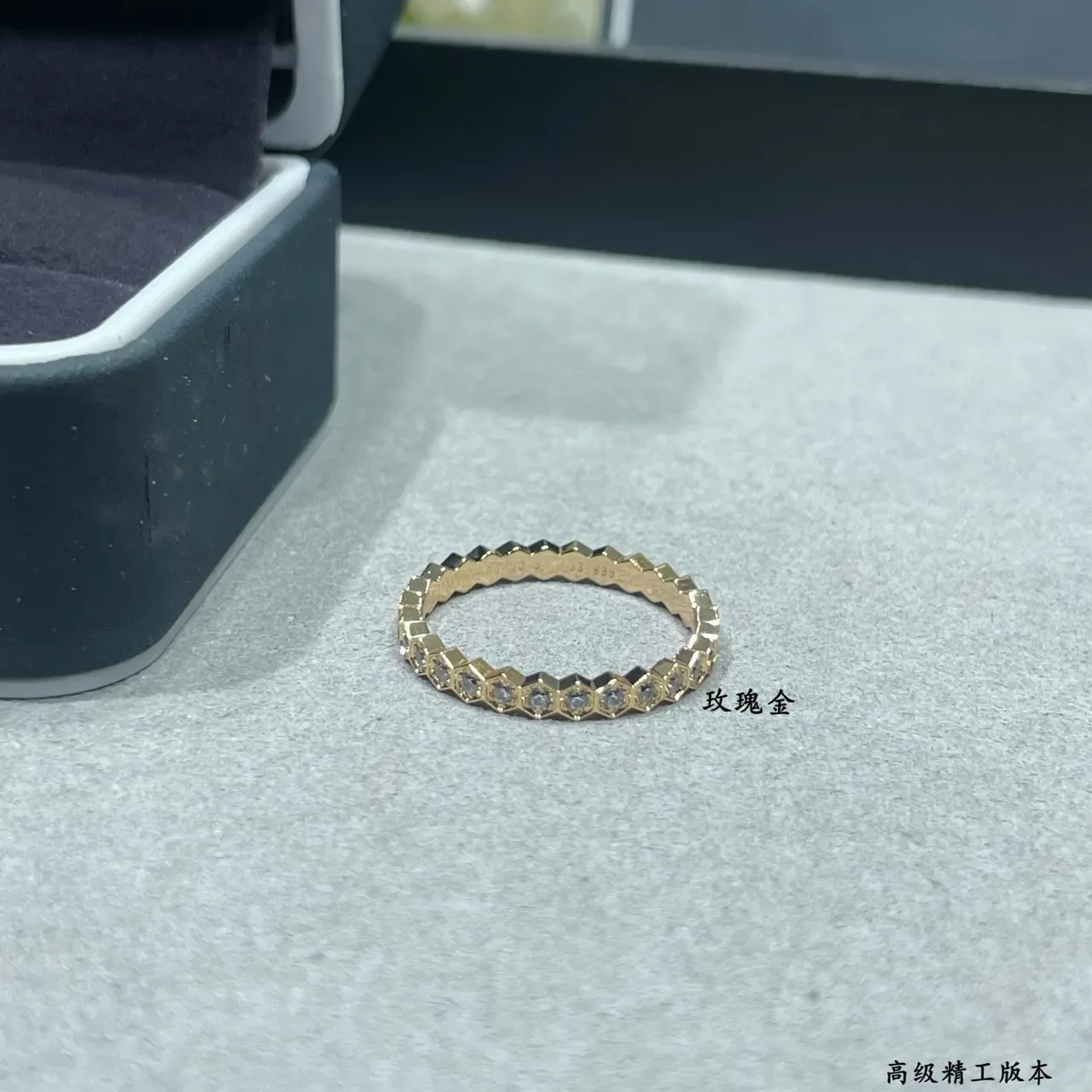 Tiffany & Co. Anillo con banda hexagonal de panal en oro y plata con diamantes pavé 4