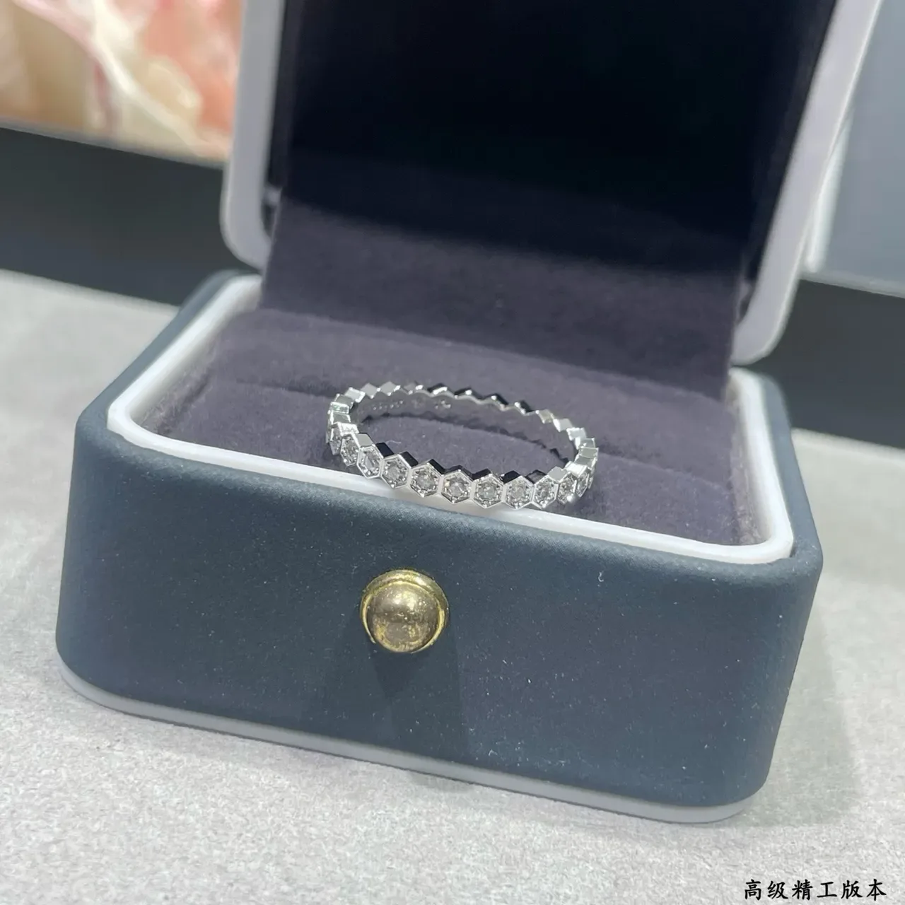 Tiffany & Co. Anillo con banda hexagonal de panal en oro y plata con diamantes pavé 7